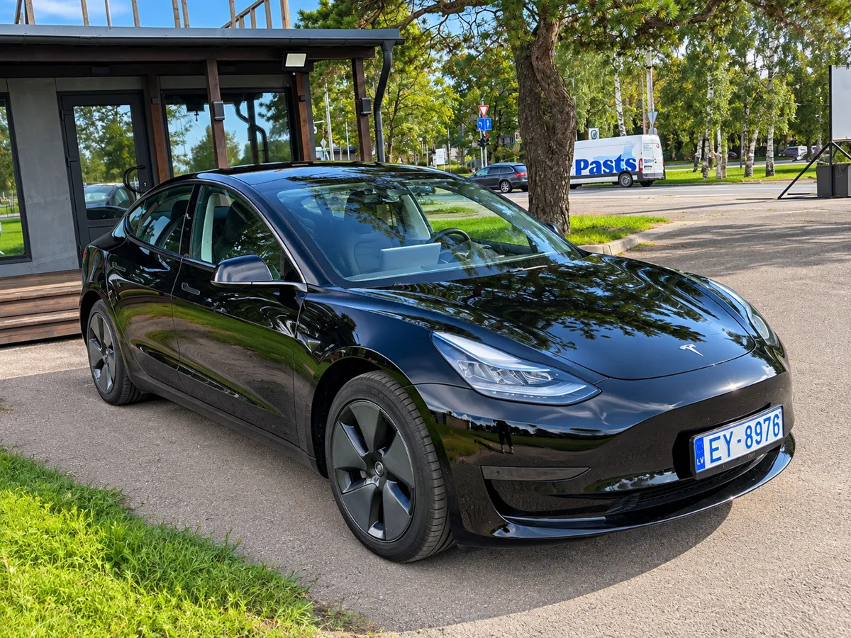 Tesla Model 3 2023 - 4. attēls