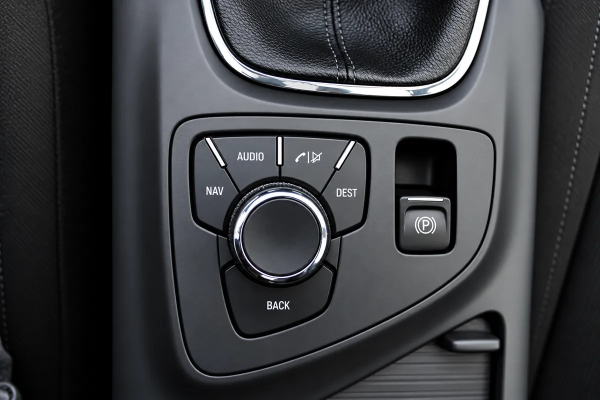 Opel Insignia 2010 – 12. attēls